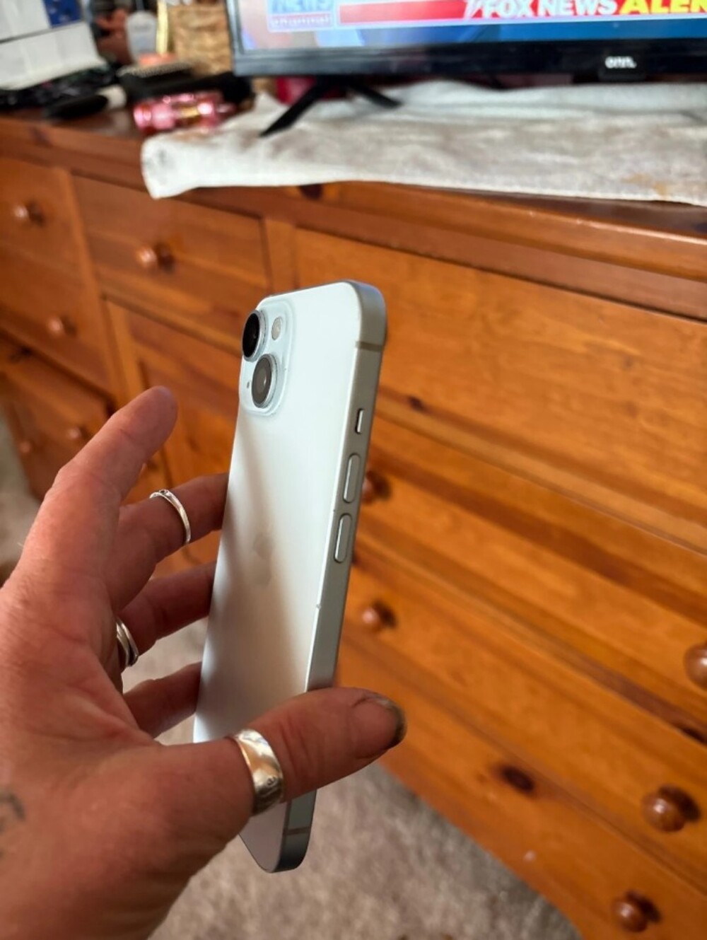 Apple iPhone 15 Silver/White Dual-Camera Smartphone. *** LOCKED TO AT&T***
